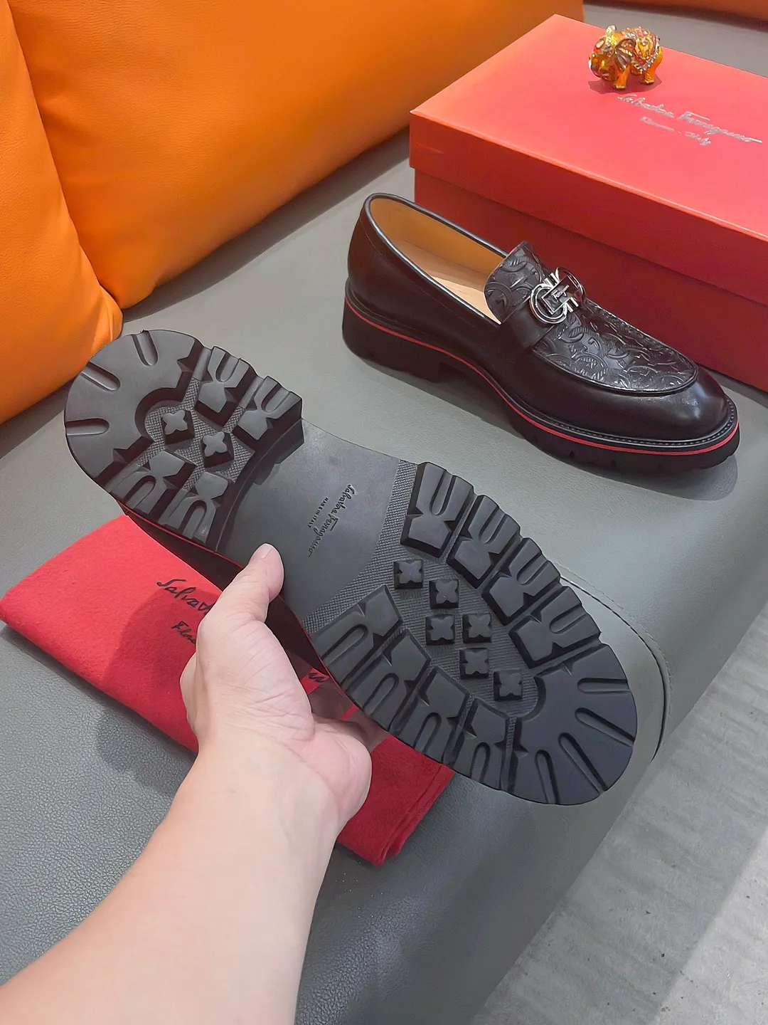 Men's shoes FERRAGAMO "Ferragamo" P540 Regular size: 39-44 (38, 45, 46, 47 customized) (suit shoes) Product materials: Selected first-layer cowhide upper, imported sheepskin lining; original outsole.